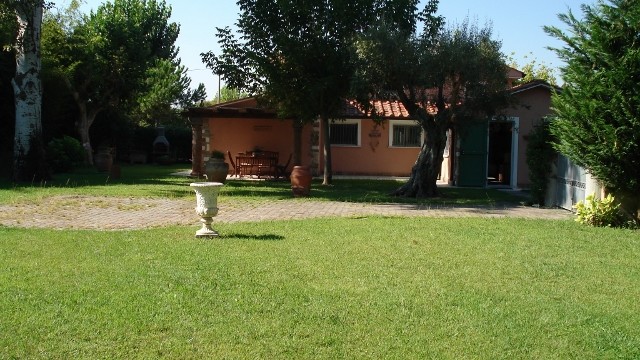 Villa Pietrasanta Tonfano Mq 160 Giardino Mq 1300