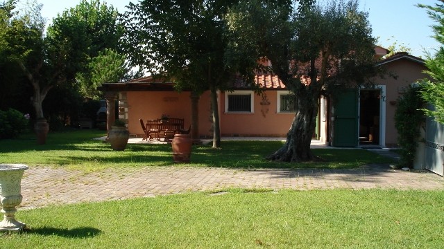 Villa Pietrasanta Tonfano Mq 160 Giardino Mq 1300